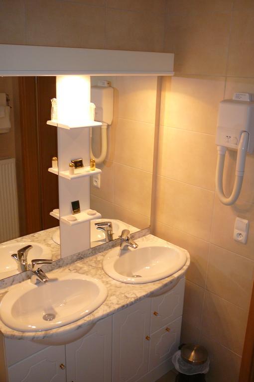 Le Bernister Parking Prive Bed & Breakfast Malmedy Room photo