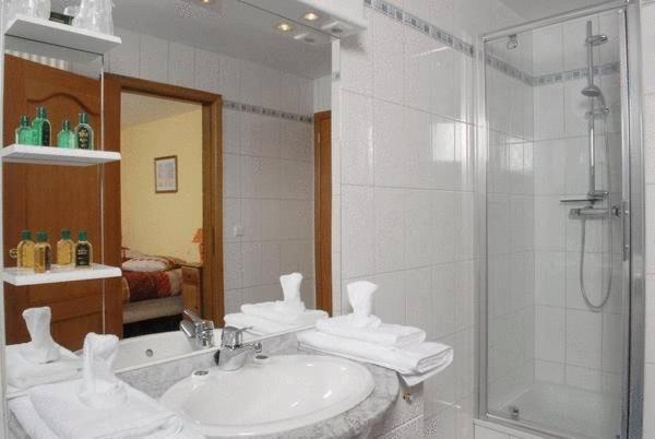 Le Bernister Parking Prive Bed & Breakfast Malmedy Room photo